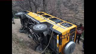 बंजार उपमंडल के थाटीबीड़ घाटी में स्कूली वाहन हादसे का शिकार हो गया
