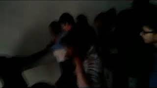 एक छात्रा के साथ अश्लील हरकत करने केबाद प्राध्यापक की  पीटाई का विडियो  तेजी से हो रही वायरल