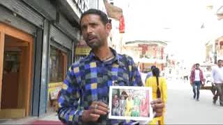 आजकल हमीरपुर के बाजार में एक शख्श हाथों मेंअपनी पत्नी का फोटो लिए दर दर भटक   रहा