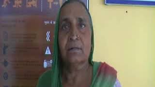 बुजुर्ग महिला लाठी के सहारे उपायुक्त कार्यालय में पति की मारपीट से तंग होकर न्याय की गुहार