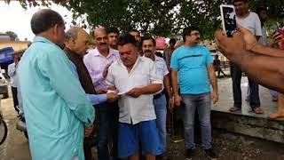 पूर्व मुख्यमंत्री प्रेम कुमार धूमल ने सुजानपुर में बारिश में पीड़ ित परिवारों को बंटी आर्थिक सहायता