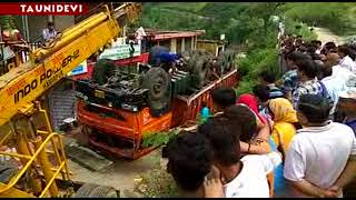 टौणी देवी कस्बे में मिट्टी धंसने के कारण एक16 टायरी  ट्रक पलट गया