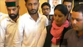 यूथ कांग्रेस ने डीसी कार्यालय धर्मशाला के बाहर प्रदेश सरकार के खिलाफ प्रदर्शन किया