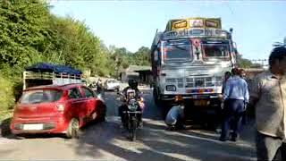 हमीरपुर से नादौन जाते समय भूंपल के पास भैंसोंको ले जा   रहा ट्राले की भिंडत ट्रकं से हो गई