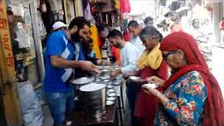 दुर्गाअष्टमी के पर्व को लेकर हमीरपुर बाजार में स्थानीय दुकानदारों के सहयोग से खीर का  भंडारा लगाय