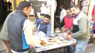 हमीरपुर बाजार में गाधी चैक के नजदीक व्यापार मण्डल द्वारा जलेबियो के भण्डारे का आयोजन
