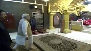 प्रधानमंत्री नरेंद्र मोदी ने साईं बाबा के मंदिर में की पूजा | PM Narendra Modi News