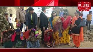 [ Jharkhand ] बोकारो जिला में गरीब वृद्ध  को दिया गया कम्बल  / THE NEWS INDIA