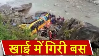 उधमपुर से रामनगर जा रही बस खाई में गिरी, 2 की मौत 28 घायल