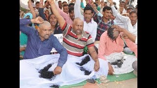 Khandwa : Daily Wage Workers Cut hair in Protest in Madhya Pradesh - Tez News
