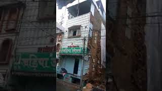 देखें गिरते हुए तीन मंजिला मकान का लाइव वीडियो..www.bhartiya.news