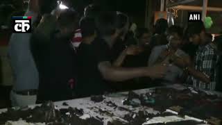 रजनीकांत के प्रशंसकों ने पहले दिन के पहले शो 'काल' पर विशाल आ कर काटा केक