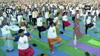 देहरादून में प्रधान मंत्री मोदी ने योग दिवस पर किया योगा