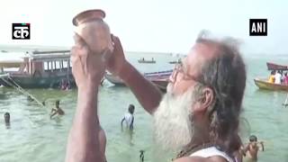 सूर्य  ग्रहण के बाद भक्तों ने गंगा नदी के पवित्र जल में  स्नान किया