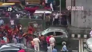 दिल्ली में कांवड़ियों ने बरसाए डंडे और कार में की तोड़फोड़