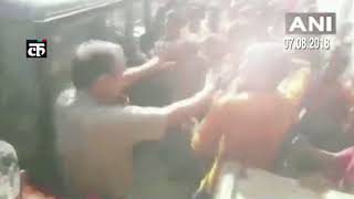 दिल्ली के बाद बुलंदशहर में 'कांवड़ियों' का आतंक, पुलिस जीप के परखच्चे उड़ाए