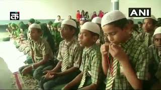अटल बिहारी वाजपेयी के स्वस्थ होने के लिए प्रार्थना करते लखनऊ के स्कूली बच्चे