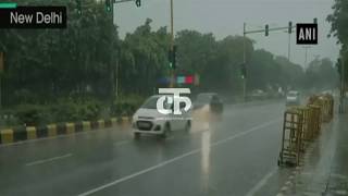 भारी बारिश से दिल्ली मेें चारों तरफ पानी ही पानी