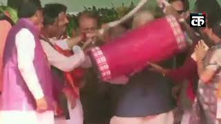 छत्तीसगढ़ की चुनावी रैली में PM मोदी ने जनता के सामने बजाया ड्रम
