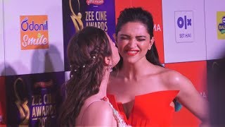 Watch Deepika Padukones Expression As Alia Bhatt KISSES Her | Zee Cine Awards 2019