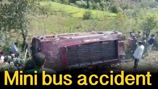 कठुआ में Mini Bus पलटने से एक की मौत, 31 passenger जख्मी