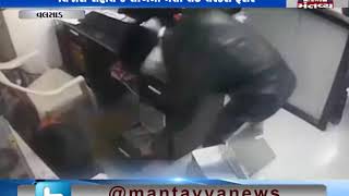 Valsad: Thieves caught on CCTV stealing goods & cash from a Mall | Mantavya News