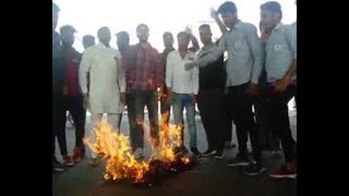 जजपा पार्टी की छात्र इकाई इनसो के सदस्यो ने नारेबाजी कर मुख्यमंत्री मनोहरलाल खट्टर का पुतला जलाया