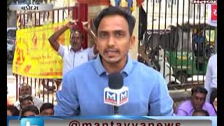 Vadodara: Congress' Prashant Patel joins the Strike of Cleaners | Mantavya News