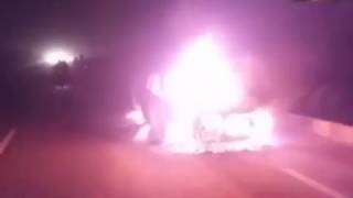 ग्रेटर नॉएडा रास्ते पर कार में  लगी आग , जलकर हुई खाक