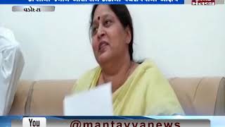 Vadodara: Woman Councillor Ami Rawat sit on protest outside VMC Parks and Gardens Office