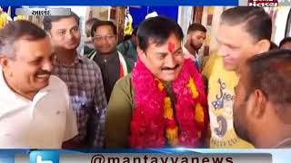 Anand: Congress candidate Bharatsinh Solanki offers prayers in temple before filing nomination