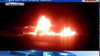 Banaskantha: 2 injured as 2 Trucks catches fire after collision | Mantavya News
