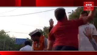 मुख्यमंत्री अरविंद केजरीवाल को कल एक शख्स ने रोड शो के दौरान थप्पड़ मार दिया
