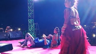 Arvind Akela Kallu स्टेज पे ही चटाई बिछा कर लड़की के गोद में सो गए - Live Show