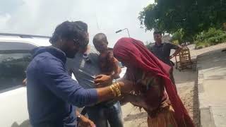 खेसारी लाल ने एक गरीब औरत से राखी बंधवाया ##Khesari Lal Yadav viral video 2018