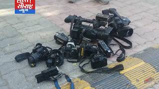 જામનગર-મીડિયા સેન્ટરમાં કેમેરો ન લઈ જવા દેવાતા પત્રકારોનો વિરોધ