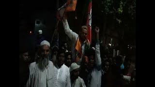 पीएम मोदी की प्रचंड जीत पर जमकर नाचे मुस्लिम,बांटे लडू