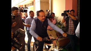Harsh Vardhan takes charge of Health Ministry, rides on bicycle