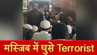 Kulgam में मस्जिद के अंदर घुसे militants का video viral, हवा में पिस्तौल लहराकर की तकरीर