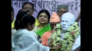 Mamata Banerjee unveils new Vidyasagar statue vandalised in political clash last month