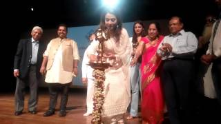 APNA SAMACHAR: Actress Pakkhi Hegde Deep Prajwalit With Shankar Mahadevan