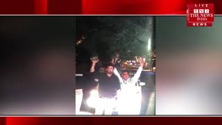 दिल्ली में युवकों का सरेराह हवा में गोलियां चलाते एक वीडियो आया
