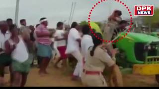 Viral Video: Telangana में TRS कार्यकर्ताओं ने महिला पुलिसकर्मी को घेरकर बरसाईं लाठियां