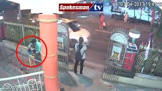 Man stealing shoes from temple caught on CCTV camera-India-chor