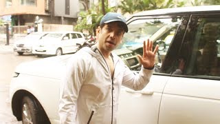 Golmaal Actor Tusshar Kapoor Snapped At Juhu In Cool Avatar