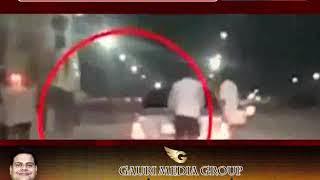 दिल्ली: कार से लटककर स्केटिंग करते बिगड़ैल लड़कों का वीडियो वायरल