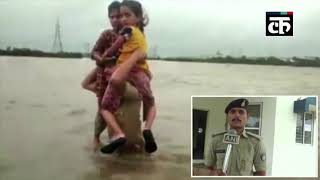गुजरात पुलिस के जवान ने बाढ़ से बचाने के लिए बच्चों को कंधे पर बिठाकर 1.5 किमी की दूरी तय की