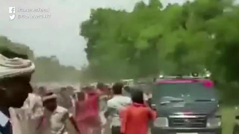 यूपी के सीतापुर में कांवड़ियों ने पुलिस पर ही कर दिया हमला, देखिये वीडियो