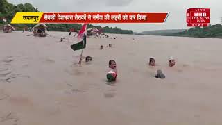 सड़क पर नहीं नदी में तैर कर निकाली गई तिरंगा यात्रा THE NEWS INDIA