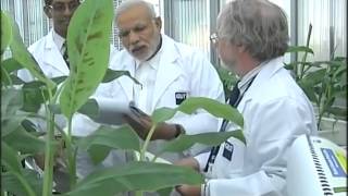 PM interacts with students and scientists at QUT | PMO